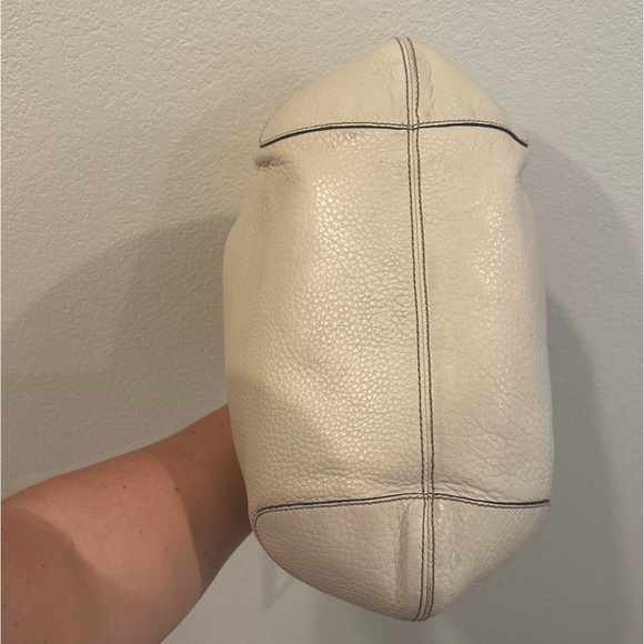 Authentic Gucci Soho Pebble Leather Zip Closure Tassel Purse - Picture 6 of 7